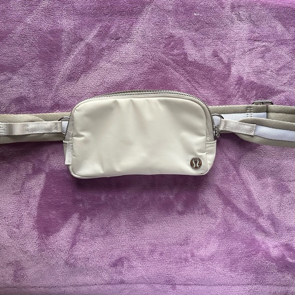 Lululemon- Everywhere Belt Bag - white opal/ raw linen / white! - Picture 3 of 13